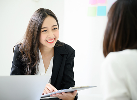 パソコンを操作している画像